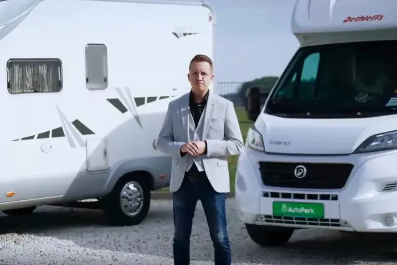 Jan Klubek auf dem Firmengelände vor einem Wohnmobil – dein Ansprechpartner, wenn du dein Wohnmobil verkaufen möchtest